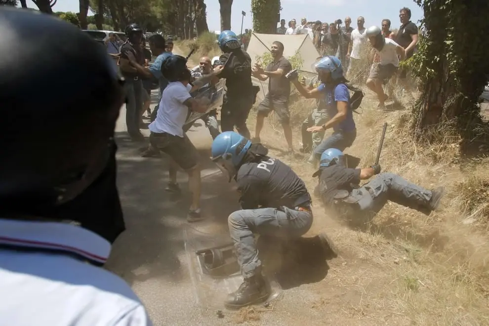 Migranti, scontri Roma: arrestati attivisti di Casapound