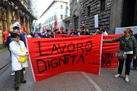 Dati Istat, la disoccupazione ai minimi dal 2013, +0,9% dal 2014. Fra i giovani scende al 40,5%