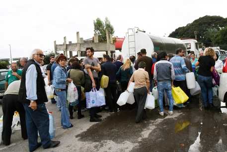 Messina senza acqua da 6 giorni, altri sei per riparare il guasto. L'ira dei cittadini