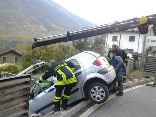 Auto esce di strada a Sarre: condizioni non gravi per una 35enne