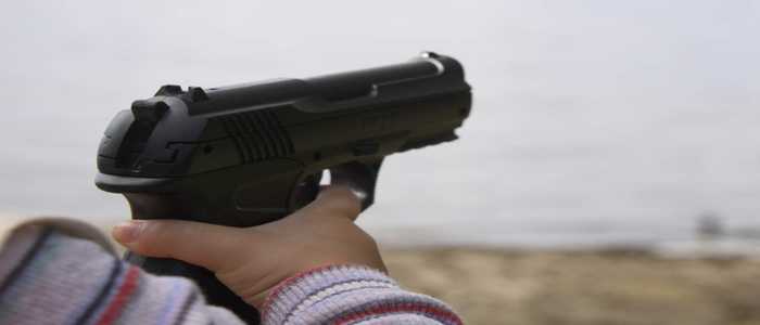 Usa, bambino di 2 anni muore sparandosi con la pistola del padre: l'arma era sul letto