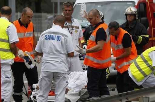 Scontro frontale tra un bus e un tir vicino Bordeaux: 42 morti