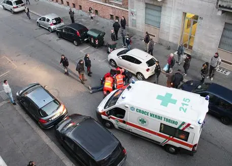 Torino, esce in strada e gli sparano alle spalle: ucciso un uomo di 47 anni