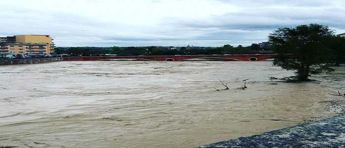 Benevento: tregua dal maltempo, volontari spalano il fango in strada