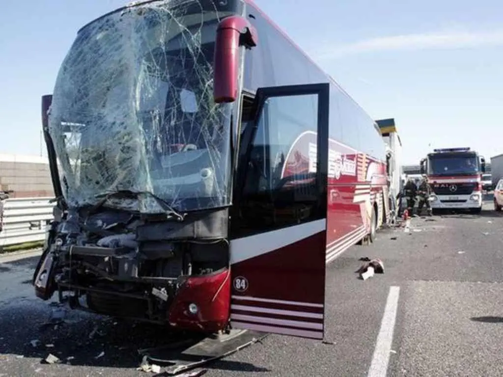 Bergamo, maxitamponamento in A4 tra pullman di studenti: 120 persone coinvolte, 18 in ospedale