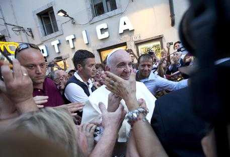Papa visita dormitorio senzatetto e resta con loro 20 minuti dopo il Sinodo