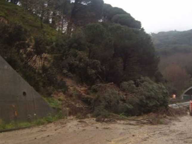 Bloccata la Palermo - Agrigento: manto stradale ricoperto dal fango