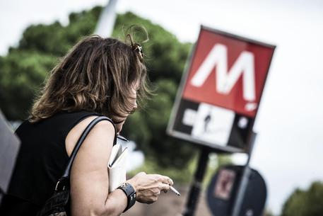 Roma, guasto alla metro A: tratto chiuso. Evacuati due treni, passeggeri a piedi in galleria