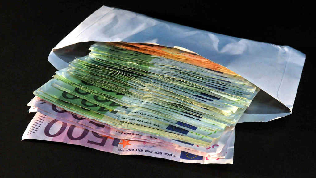 Strozzina e esattrice a 85 anni: "Se non paghi ti infilo un coltello in pancia"