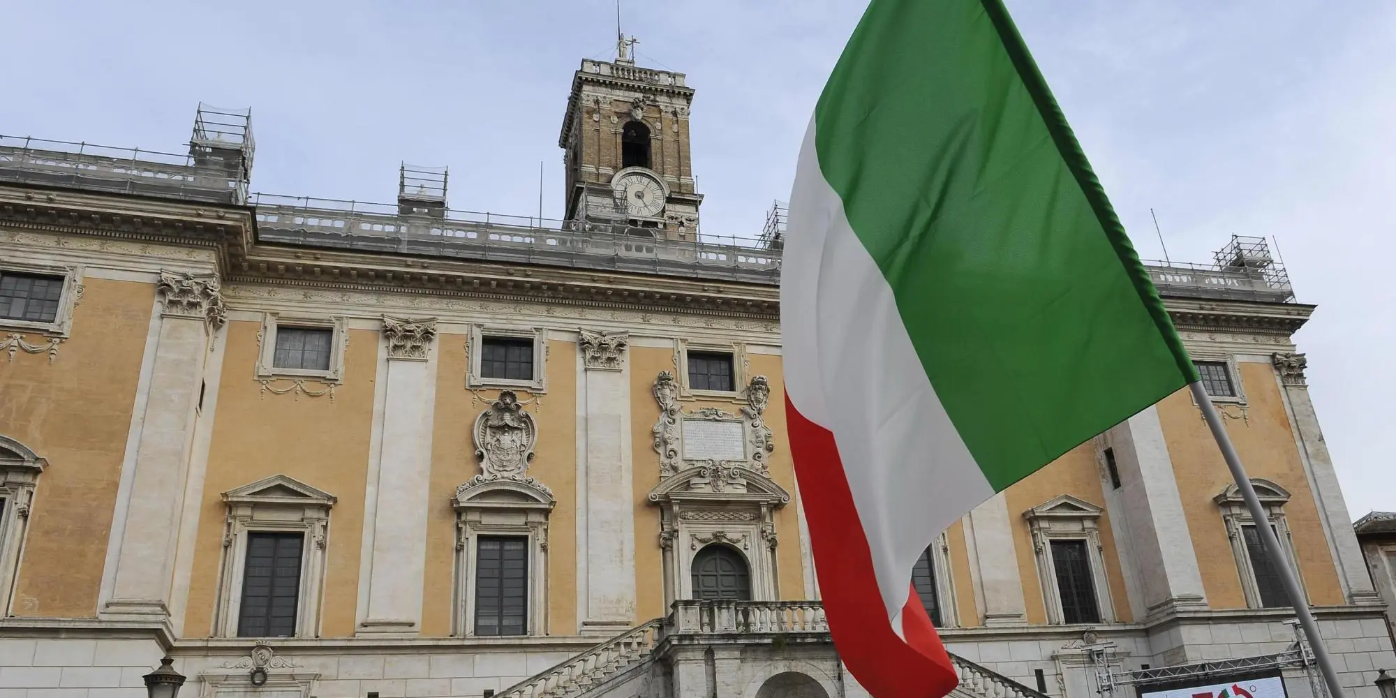 Spese di Marino, finanzieri in Campidoglio. Renzi, per il Giubileo "dream team". A maggio elezioni