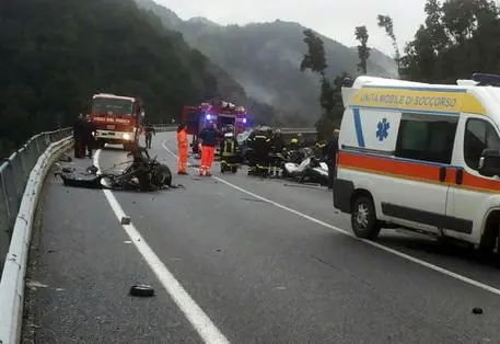 In autostrada contromano, un morto e 7 feriti. L'autista era drogato e ubriaco