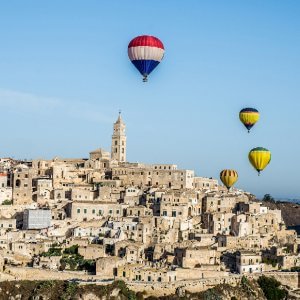 Mongolfiera precipita nel materano, morti due giovani