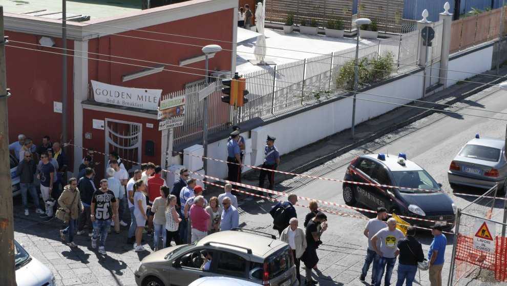 Tentano rapina nel napoletano, due banditi uccisi da un gioielliere