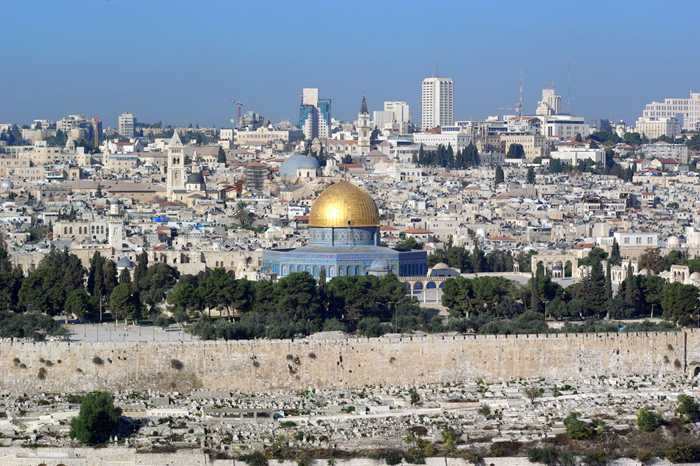 Gerusalemme: ragazza palestinese accoltella due ebrei. Evacuata la Spianata delle Moschee