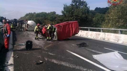 Incidente su A1: si ribalta cisterna contenente propano, traffico in tilt