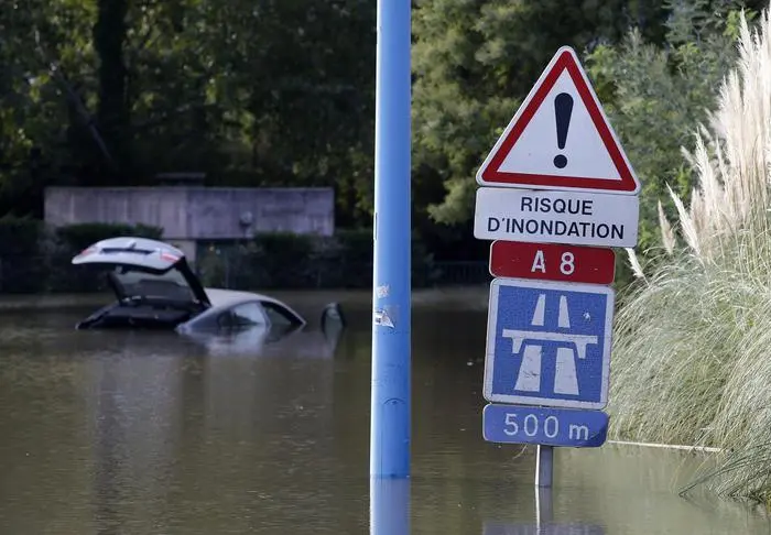 Maltempo Costa Azzurra, 21 morti, c'è anche un'italiana. E' polemica sull'allerta