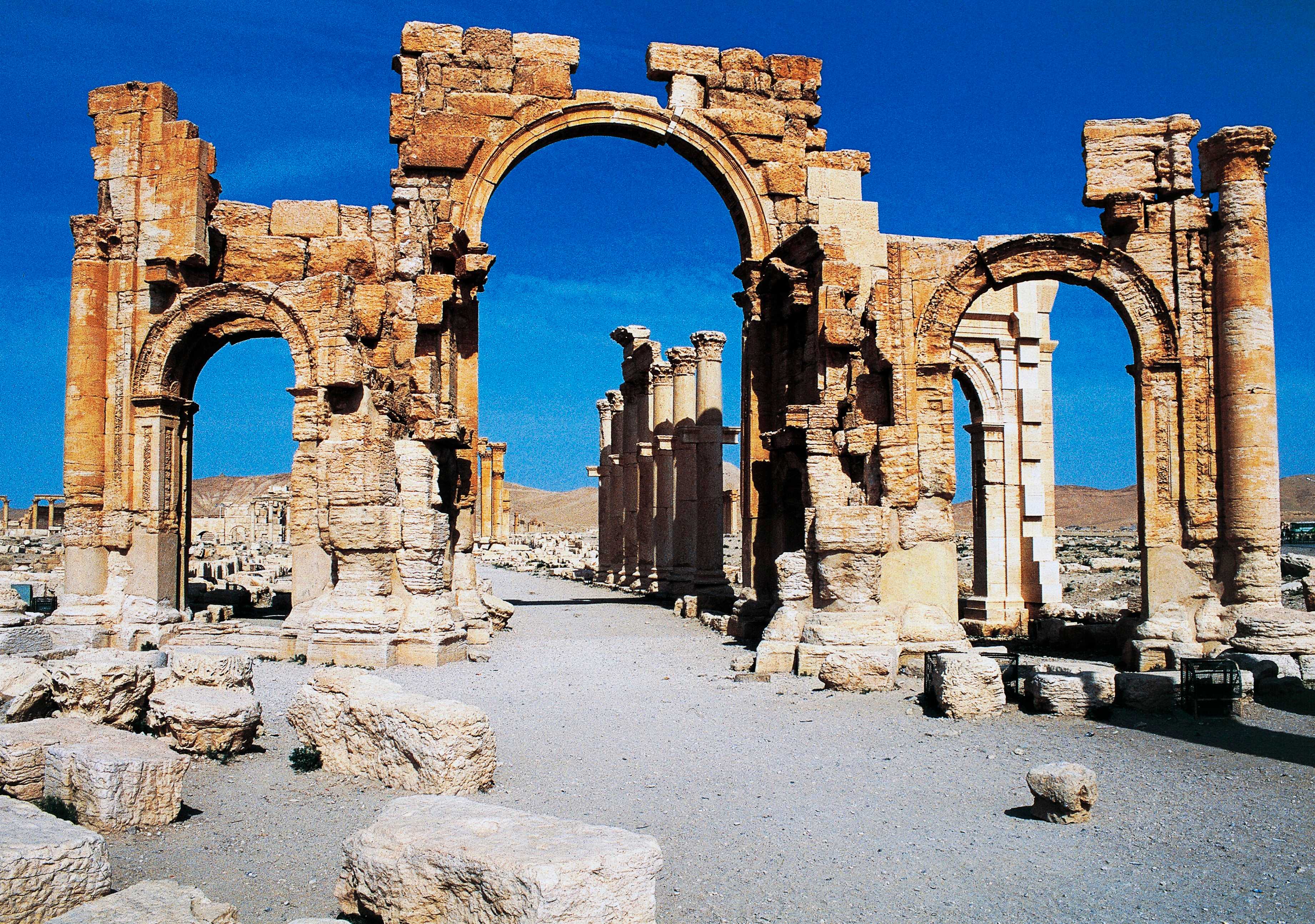 L'ISIS distrugge l'arco di trionfo di epoca romana, simbolo della città di Palmira