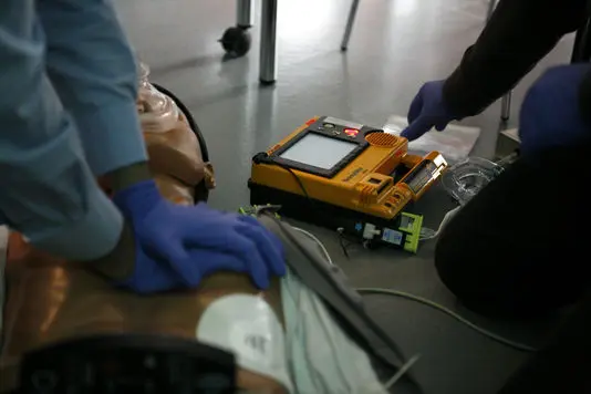 Infarto allo stadio, uomo salvato da massaggio cardiaco e defibrillatore