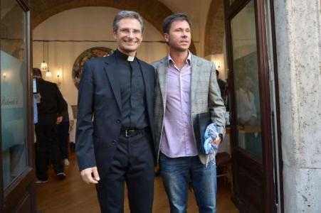 Monsignore dell'ex Sant'Uffizio: "Sono gay, denuncio la paranoica omofobia dei nostri ambienti"