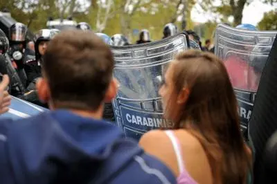 Scuola, in piazza contro la riforma. Tafferugli a Bologna, lancio di vernice al ministero