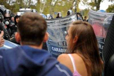 Scuola, in piazza contro la riforma. Tafferugli a Bologna, lancio di vernice al ministero