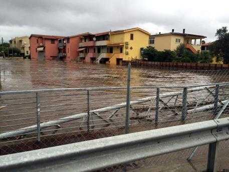 Sardegna, esonda rio ad Olbia: diversi quartieri sott'acqua. Il sindaco: "Non uscite di casa"