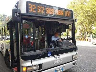 Roma, nuova aggressione su un bus: ventiduenne spacca vetro cabina e ferisce autista