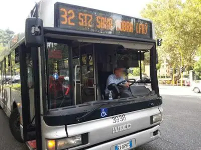 Roma, nuova aggressione su un bus: ventiduenne spacca vetro cabina e ferisce autista