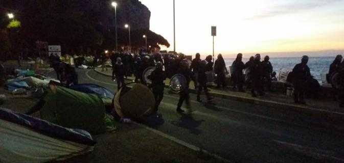 Ventimiglia: sgomberati all'alba migranti e attivisti "No borders"
