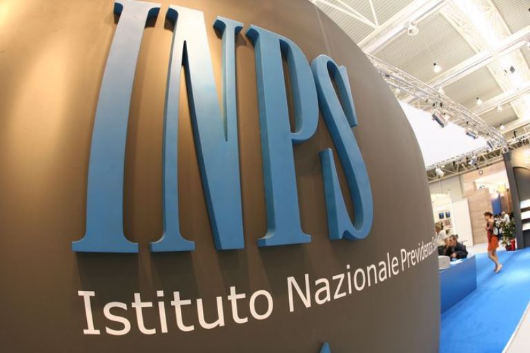 Inps: pensionati in fuga, +65% all'estero nel 2014