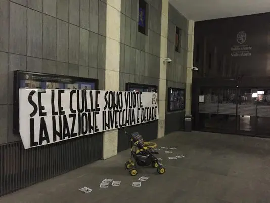 Taglio asili nido, Casapound protesta sotto il palazzo regionale