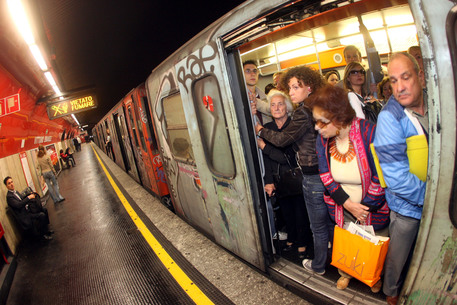 Roma, cede controsoffitto a Piazza di Spagna: chiuso un tratto di metro A