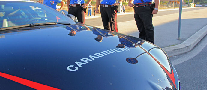 Si lancia in mare per suicidarsi, anziano salvato dai Carabinieri