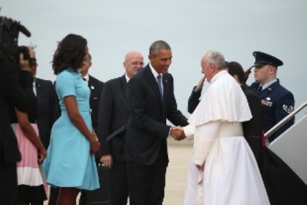 Usa, Papa Francesco è arrivato a Washington, ad attenderlo il Presidente Obama