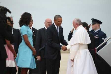 Usa, Papa Francesco è arrivato a Washington, ad attenderlo il Presidente Obama