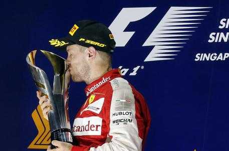 Formula Uno, la Ferrari di Vettel trionfa a Singapore. Si ritira Mercedes di Hamilton