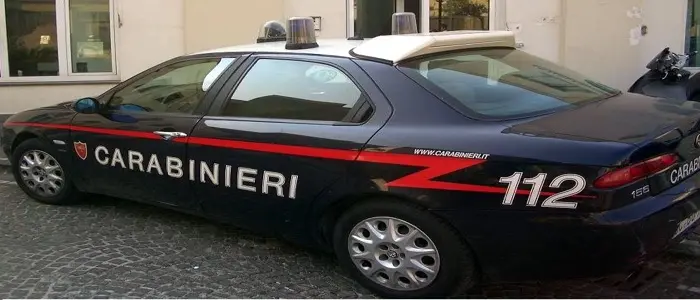 Cassano (Cs), sventa furto nella propria abitazione ed accoltella il ladro: arrestato