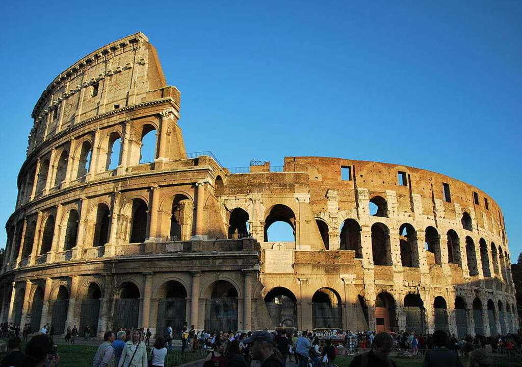 Colosseo, Foro Romano e grandi siti chiusi per assemblea. Disagi tra i turisti. Ira di Franceschini