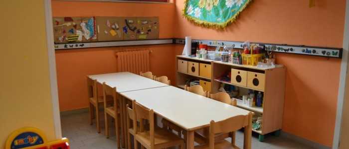 Scuola dell'infanzia con 3 aule per 130 bambini: caos e polemiche