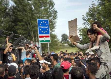 Migranti: 316 arresti finora al confine serbo-ungherese. E la rotta si sposta verso la Croazia