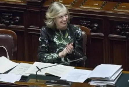 Scuola, Giannini: "Bonus di 500 euro per i prof subito in busta paga"