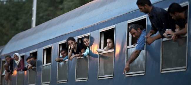 Profughi, non c'è accordo in Ue. L'Ungheria chiude confine. Nuovo naufragio in Turchia, 26  morti