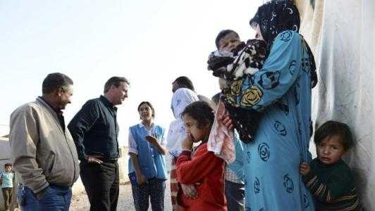 Libano, visita a sorpresa del premier britannico Cameron in un campo profughi siriano