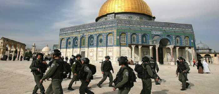 Polizia israeliana irrompe in moschea: feriti 110 palestinesi