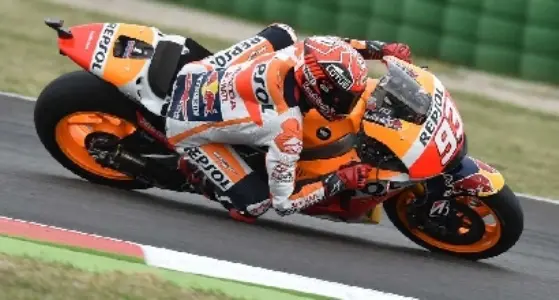 Motogp, gara caotica a Misano: vince Marquez, Lorenzo cade, Rossi 5° si porta a +23 in classifica