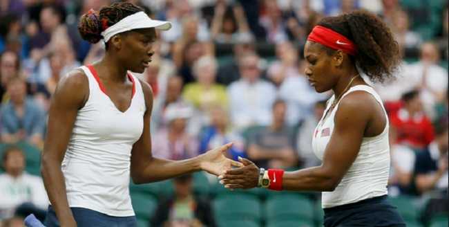 US Open: Serena Williams batte la sorella Venus e vola alle semifinali