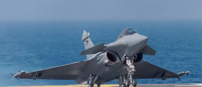 Siria, Hollande dichiara guerra all'ISIS; l'Italia se ne tira fuori