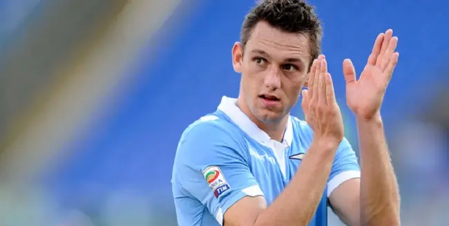 Lazio: sospetta lesione al menisco per De Vrij, crollano gli abbonamenti