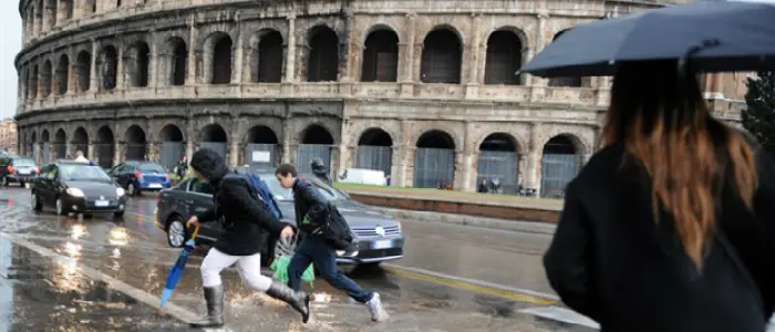 Maltempo, un albero cade sull'auto: ferita una donna