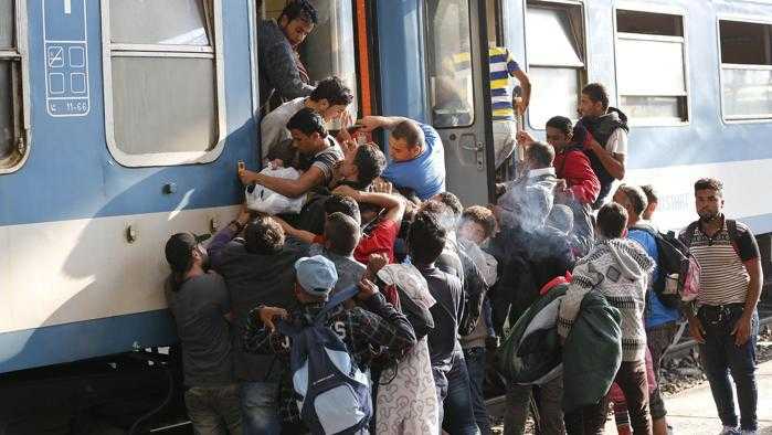 Migranti, ancora caos a Budapest; acceso dibattito a Bruxelles tra i leader europei